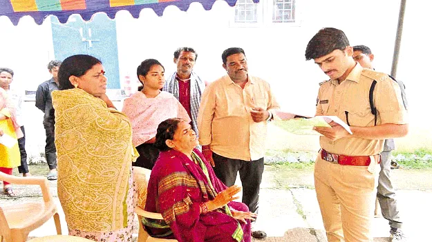 ప్రజా ఫిర్యాదులకు ప్రాధాన్యం ఇవ్వాలి: ఎస్పీ