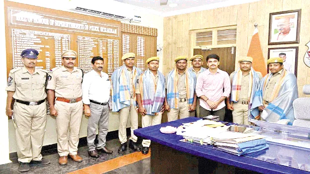 క్రమశిక్షణతో విధులు నిర్వహించండి 