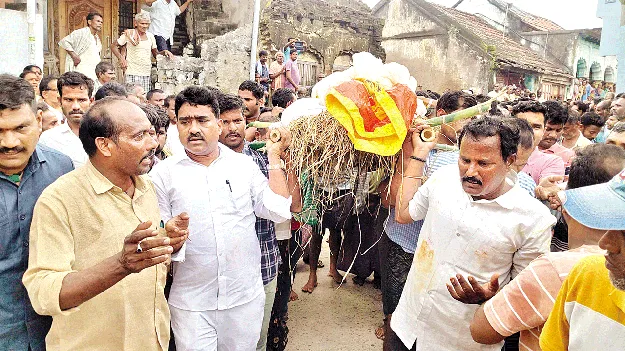 టీడీపీ నేత పాడె మోసిన ఎమ్మెల్యే శంకర్‌ 