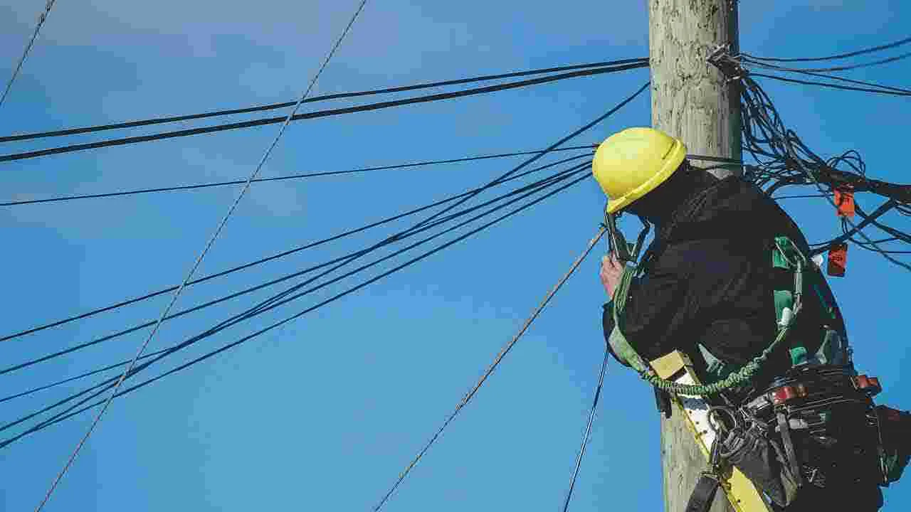 Sangareddy Electric Shock: అమీన్‌పూర్‌ పరిధిలో కాంట్రాక్ట్ ఉద్యోగికి విద్యుత్ షాక్..