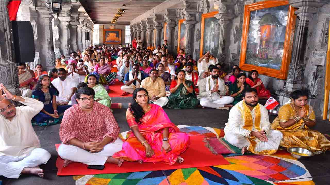 యాదాద్రి శ్రీ లక్ష్మీనరసింహస్వామి సేవలో పీవీ సింధు దంపతులు