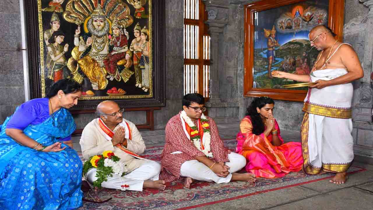 యాదాద్రి శ్రీ లక్ష్మీనరసింహస్వామి సేవలో పీవీ సింధు దంపతులు