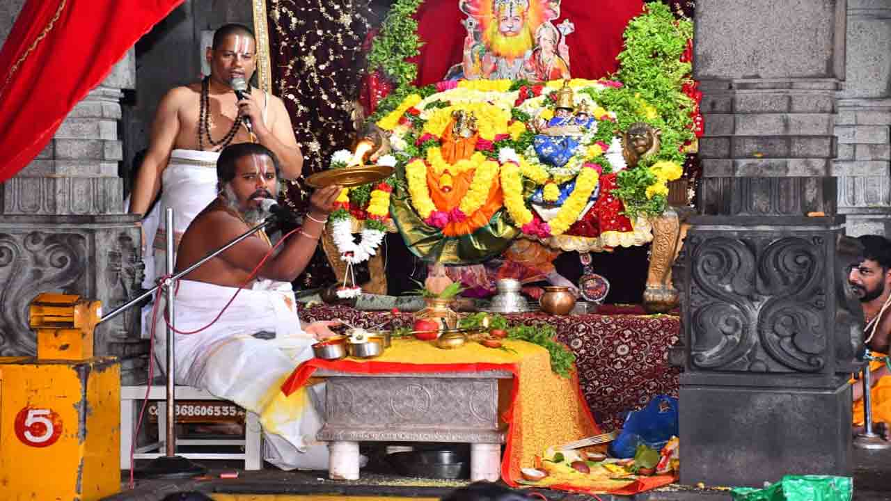 యాదాద్రి శ్రీ లక్ష్మీనరసింహస్వామి సేవలో పీవీ సింధు దంపతులు