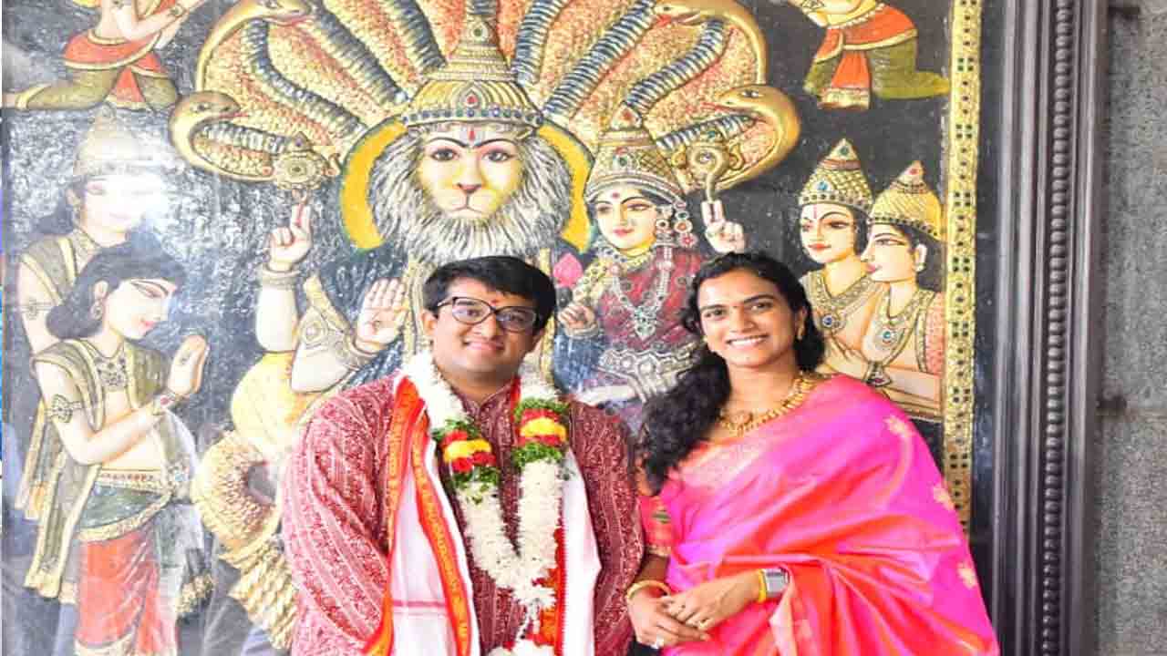 యాదాద్రి శ్రీ లక్ష్మీనరసింహస్వామి సేవలో పీవీ సింధు దంపతులు