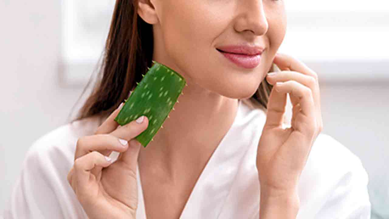 Aloe Vera Health Tips: రాత్రి పడుకునే ముందు కలబందను ముఖానికి రాసుకుంటే.. ఏమవుతుందో తెలుసా..