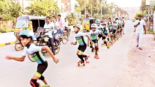 జాతీయ జెండాతో స్కేటింగ్‌ క్రీడాకారుల ర్యాలీ