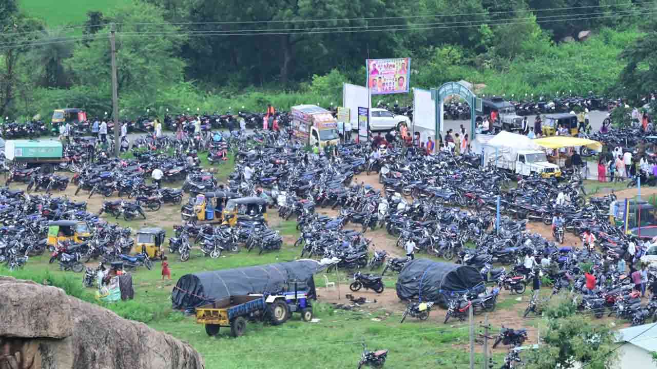 Sri Ramakonda Temple in Mahbubnagar: అమావాస్య.. శ్రీరామకొండకు పోటెత్తిన భక్తులు  