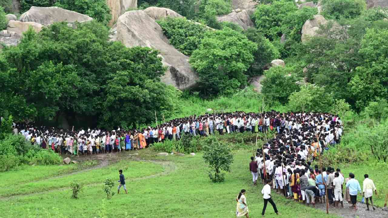 Sri Ramakonda Temple in Mahbubnagar: అమావాస్య.. శ్రీరామకొండకు పోటెత్తిన భక్తులు  