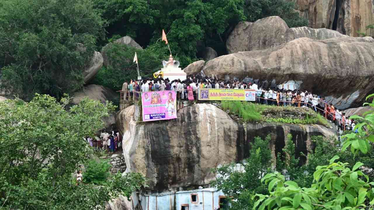 Sri Ramakonda Temple in Mahbubnagar: అమావాస్య.. శ్రీరామకొండకు పోటెత్తిన భక్తులు  