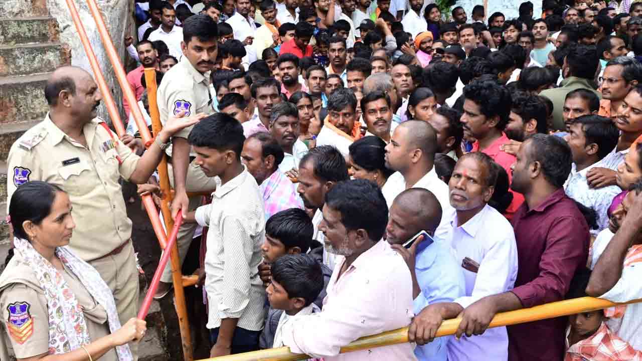 Sri Ramakonda Temple in Mahbubnagar: అమావాస్య.. శ్రీరామకొండకు పోటెత్తిన భక్తులు  