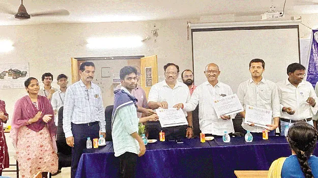 సేవా దృక్పథం కలిగి ఉండాలి