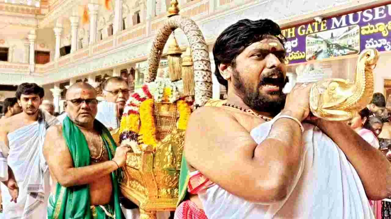  రాఘవేంద్ర స్వామి స్వర్ణ పల్లకోత్సవం