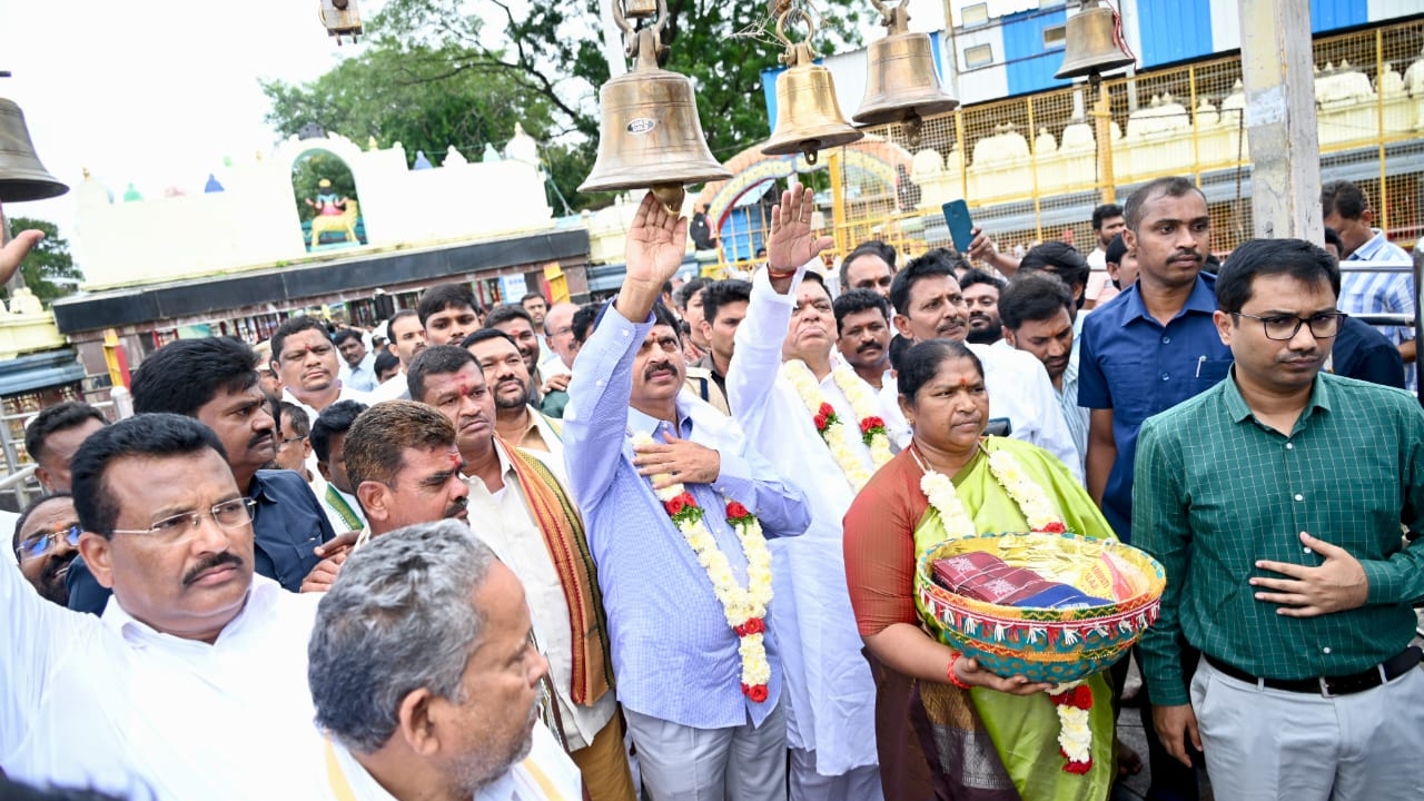  Medaram : మేడారంలో మంత్రుల పర్యటన.. సమ్మక్క సారలమ్మను దర్శించుకున్న ప్రజాప్రతినిధులు