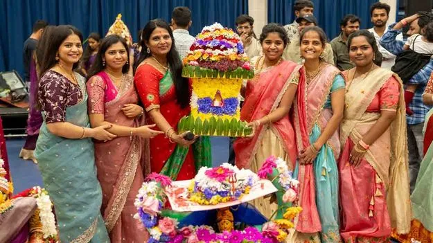 Bathukamma Celebrations In UK: బ్రిటన్‌లో ఘనంగా బతుకమ్మ వేడుకలు
