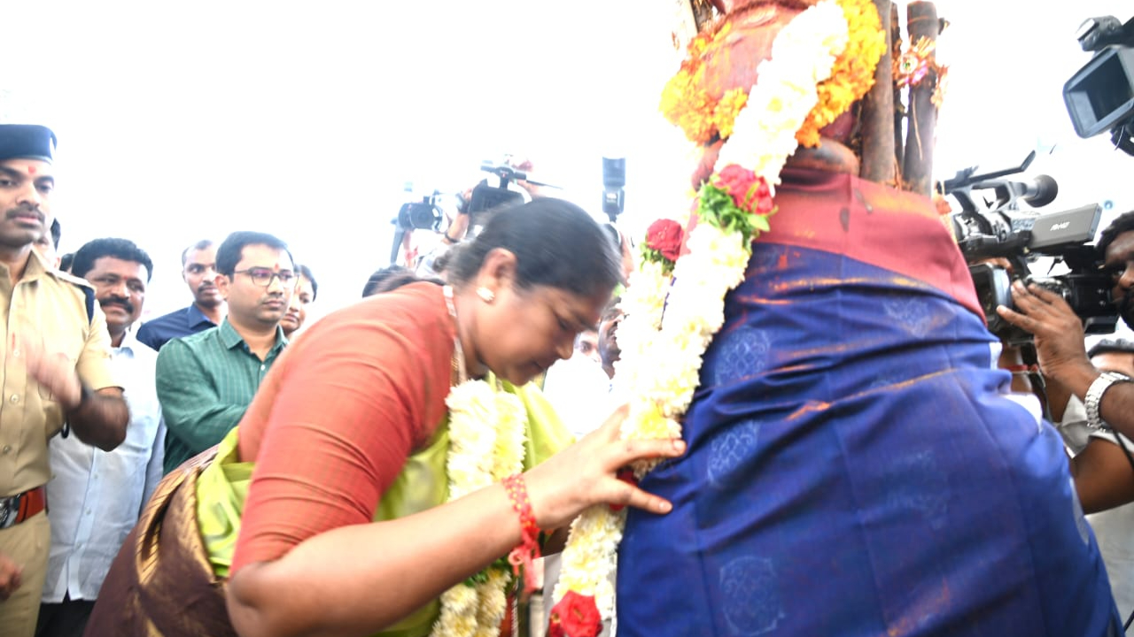  Medaram : మేడారంలో మంత్రుల పర్యటన.. సమ్మక్క సారలమ్మను దర్శించుకున్న ప్రజాప్రతినిధులు