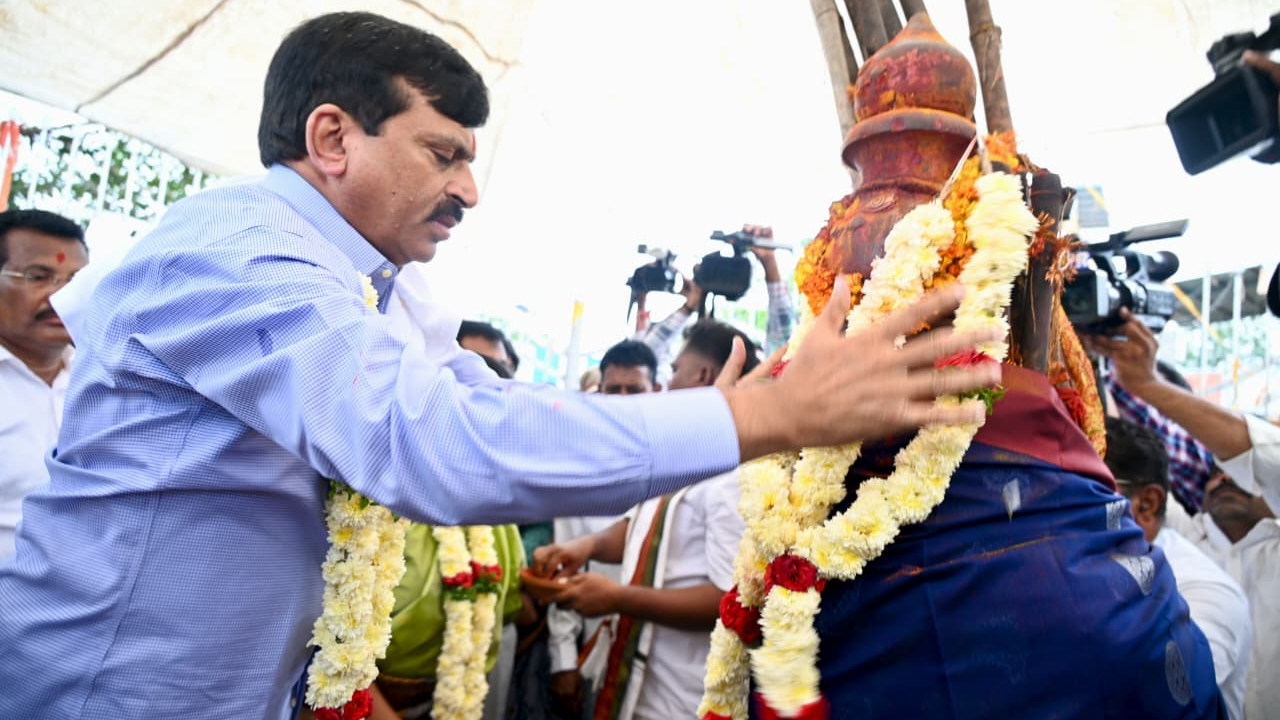  Medaram : మేడారంలో మంత్రుల పర్యటన.. సమ్మక్క సారలమ్మను దర్శించుకున్న ప్రజాప్రతినిధులు