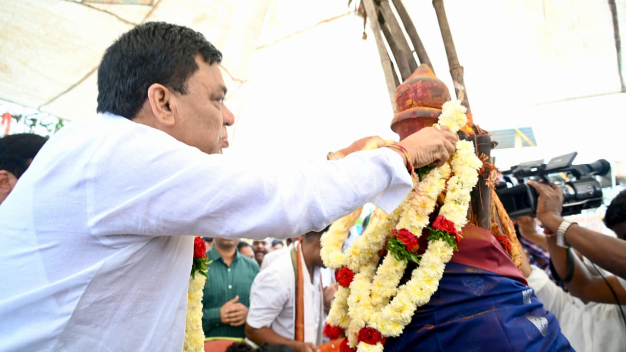  Medaram : మేడారంలో మంత్రుల పర్యటన.. సమ్మక్క సారలమ్మను దర్శించుకున్న ప్రజాప్రతినిధులు