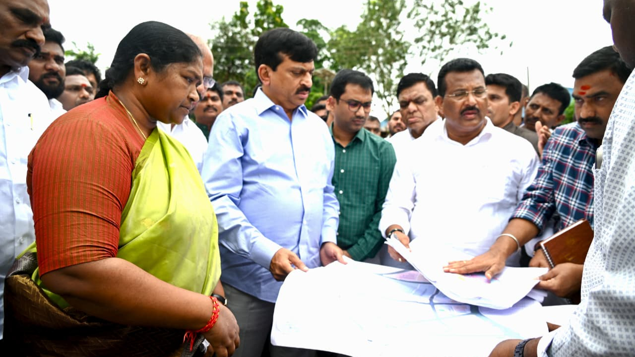  Medaram : మేడారంలో మంత్రుల పర్యటన.. సమ్మక్క సారలమ్మను దర్శించుకున్న ప్రజాప్రతినిధులు