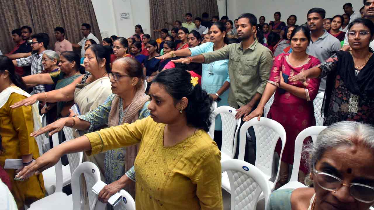 Cyber Crime: సైబర్ నేరాలపై అప్రమత్తత అవసరం: తెలంగాణ డీజీపీ శివధర్ రెడ్డి