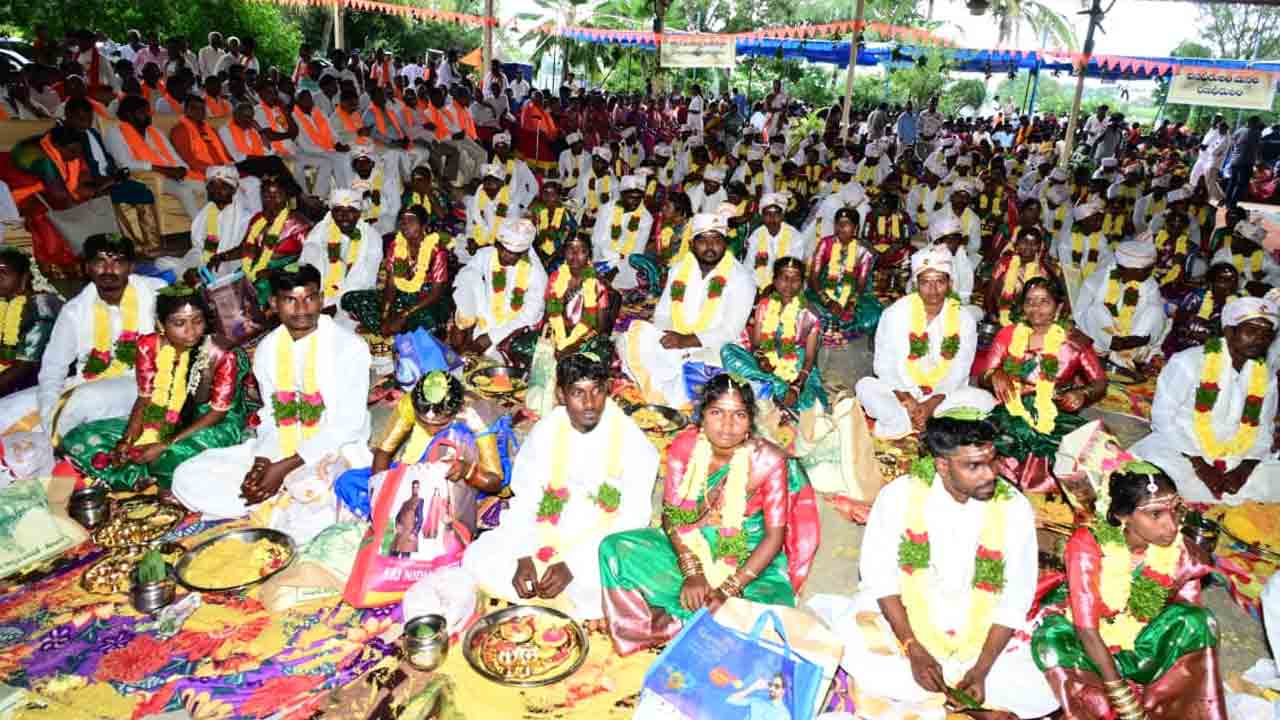 Mass Tribal Weddings in Achampet: గవర్నర్ సమక్షంలో ఘనంగా సామూహిక వివాహాలు..
