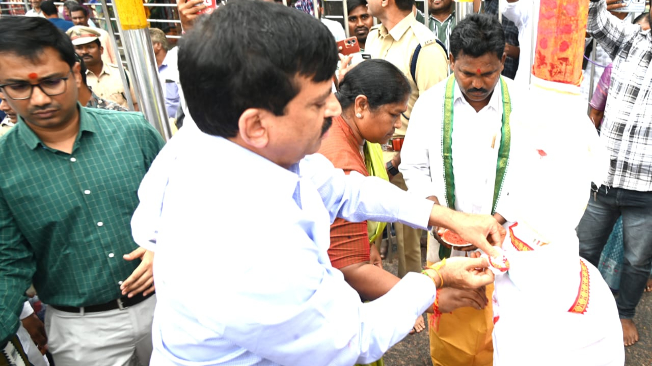  Medaram : మేడారంలో మంత్రుల పర్యటన.. సమ్మక్క సారలమ్మను దర్శించుకున్న ప్రజాప్రతినిధులు