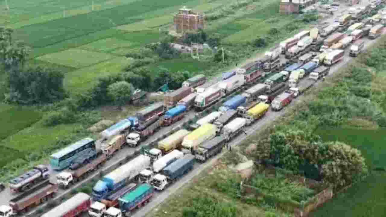 Delhi Kolkata highway jam: నాలుగు రోజులుగా రోడ్ల మీదే.. ఢిల్లీ కోల్‌కతా హైవేపై భారీ ట్రాఫిక్ జామ్..