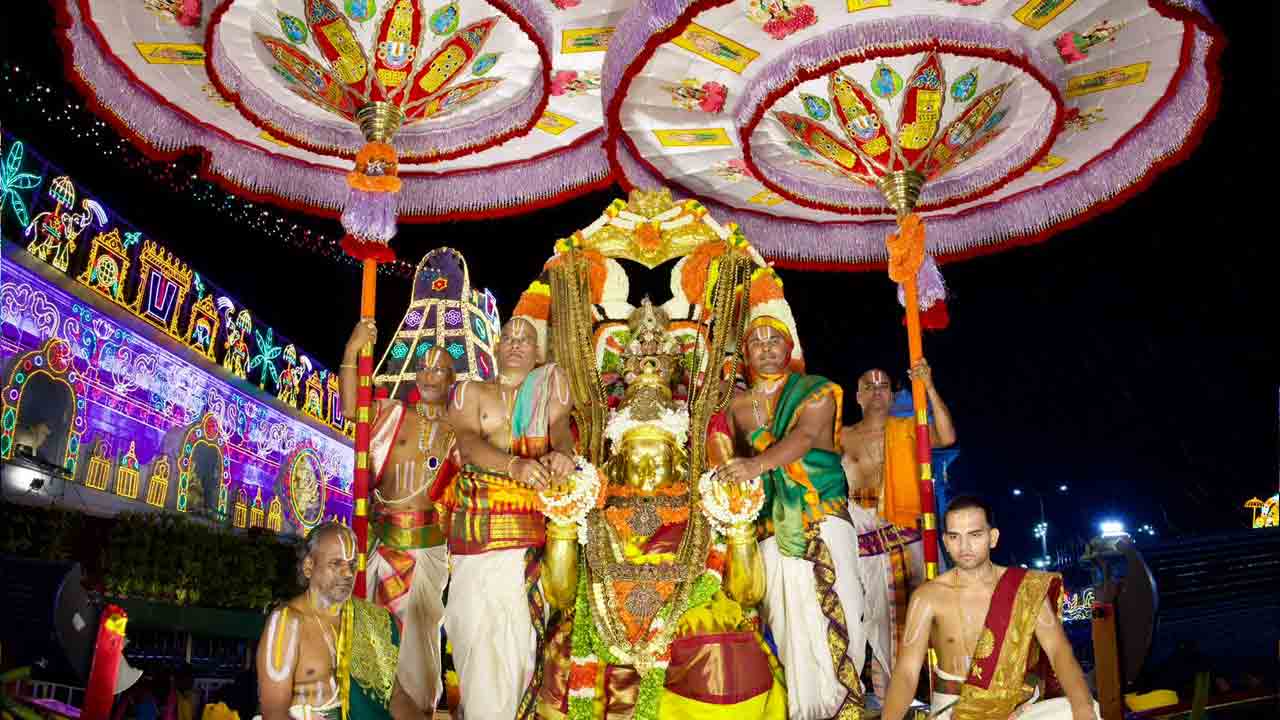Garuda Seva In Tirumala Brahmotsavam: గరుడ వాహనంపై బ్రహ్మాండ నాయకుడు.. మురిసిపోయిన భక్త జనం