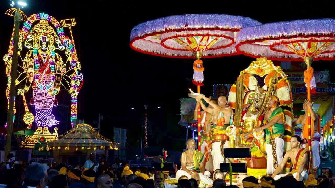 Garuda Seva In Tirumala Brahmotsavam: గరుడ వాహనంపై బ్రహ్మాండ నాయకుడు.. మురిసిపోయిన భక్త జనం
