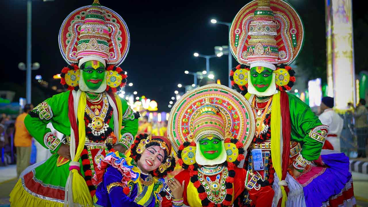 Tirumala Brahmotsavam: శ్రీవారి సన్నిధిలో ఆకట్టుకున్న కళా ప్రదర్శన