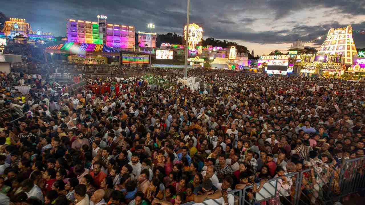 Garuda Seva In Tirumala Brahmotsavam: గరుడ వాహనంపై బ్రహ్మాండ నాయకుడు.. మురిసిపోయిన భక్త జనం