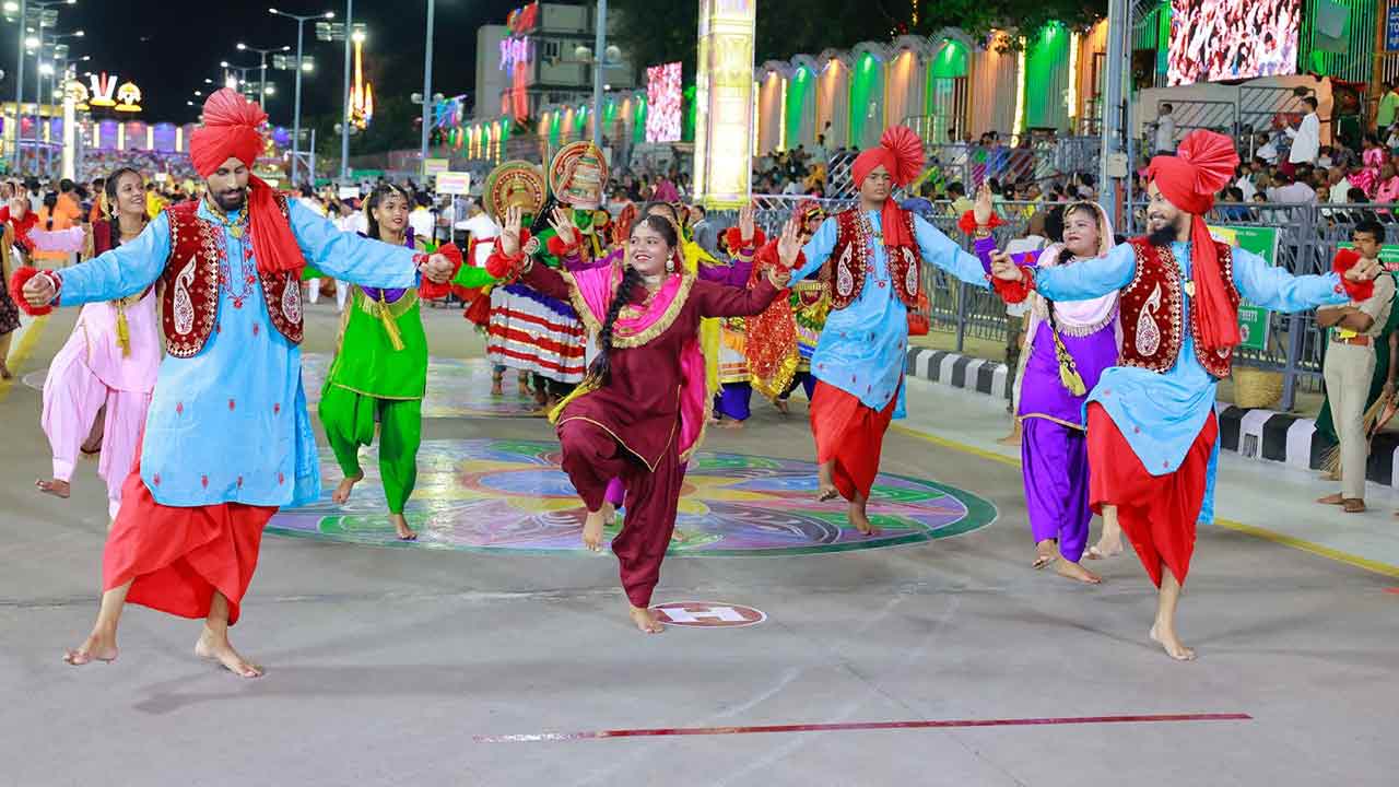Tirumala Brahmotsavam: శ్రీవారి సన్నిధిలో ఆకట్టుకున్న కళా ప్రదర్శన