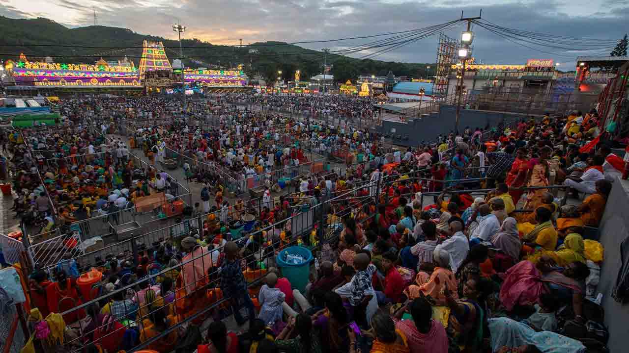 Garuda Seva In Tirumala Brahmotsavam: గరుడ వాహనంపై బ్రహ్మాండ నాయకుడు.. మురిసిపోయిన భక్త జనం