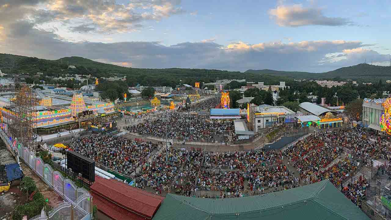 Garuda Seva In Tirumala Brahmotsavam: గరుడ వాహనంపై బ్రహ్మాండ నాయకుడు.. మురిసిపోయిన భక్త జనం