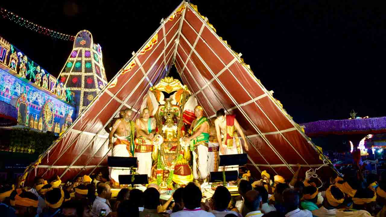 Garuda Seva In Tirumala Brahmotsavam: గరుడ వాహనంపై బ్రహ్మాండ నాయకుడు.. మురిసిపోయిన భక్త జనం