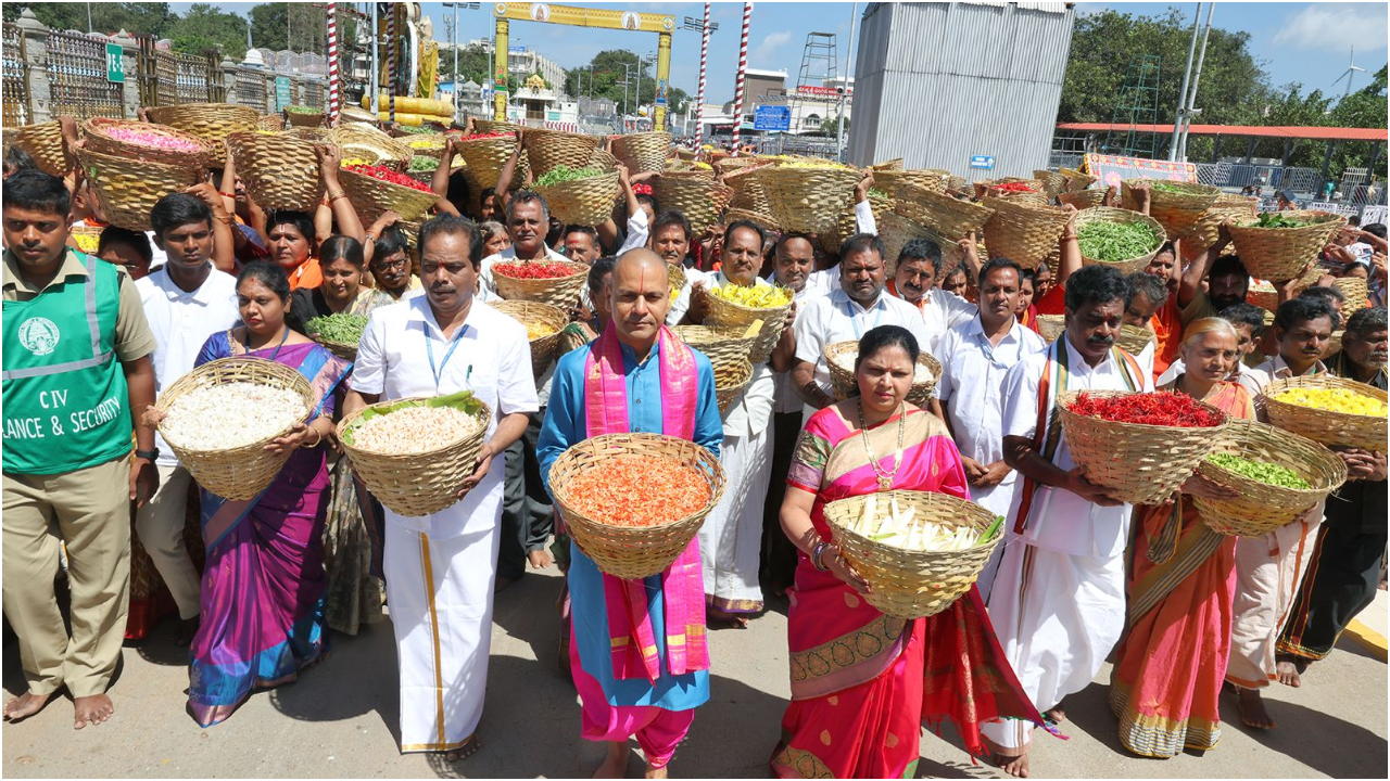 Tirumala Pushpayagam: తిరుమలలో ఘనంగా శ్రీవారి పుష్పయాగం