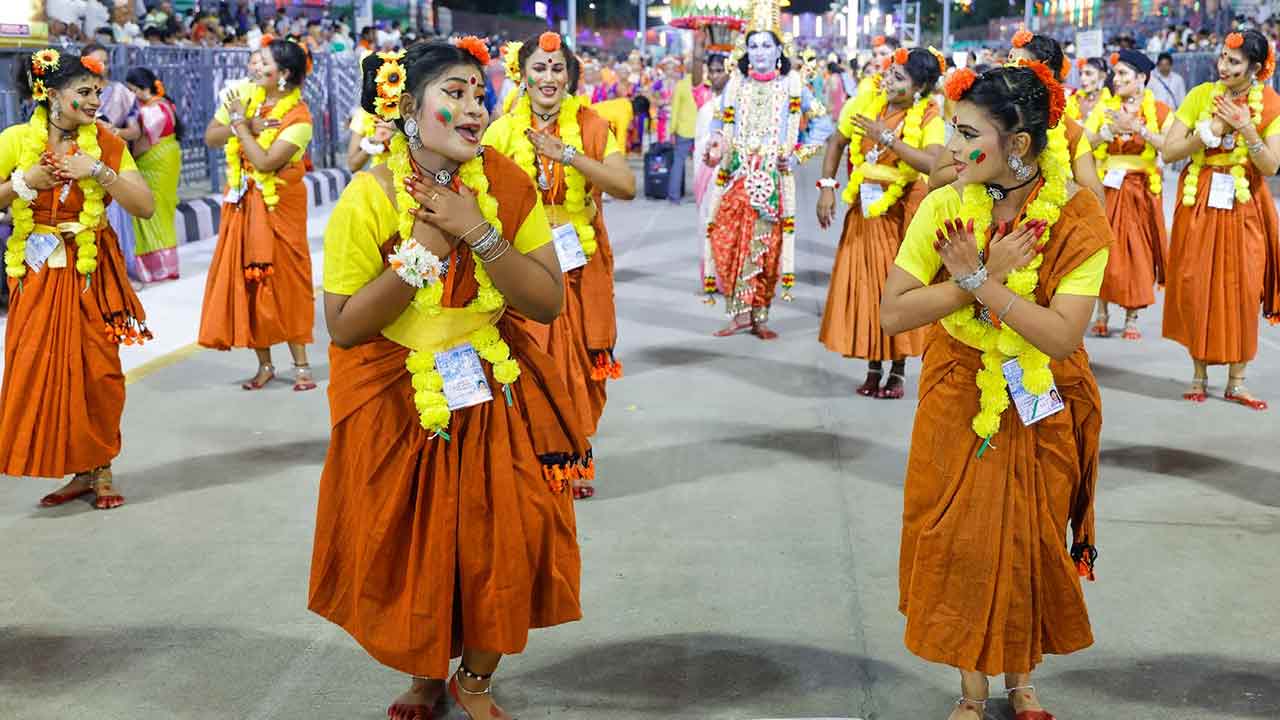 Tirumala Brahmotsavam: శ్రీవారి సన్నిధిలో ఆకట్టుకున్న కళా ప్రదర్శన
