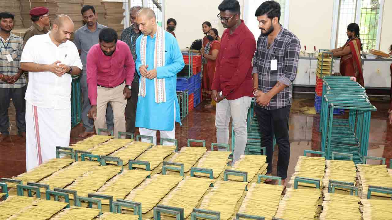 TTD Goshala: ఎస్వీ గోశాలను పరిశీలించిన టీటీడీ ఈవో ఏకే సింఘాల్