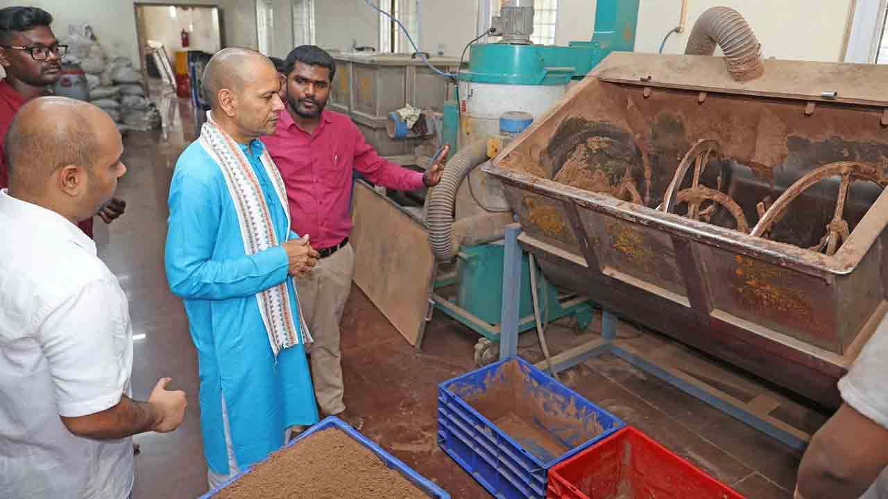 TTD Goshala: ఎస్వీ గోశాలను పరిశీలించిన టీటీడీ ఈవో ఏకే సింఘాల్