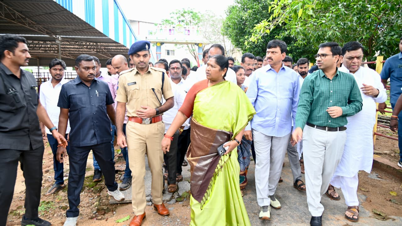  Medaram : మేడారంలో మంత్రుల పర్యటన.. సమ్మక్క సారలమ్మను దర్శించుకున్న ప్రజాప్రతినిధులు