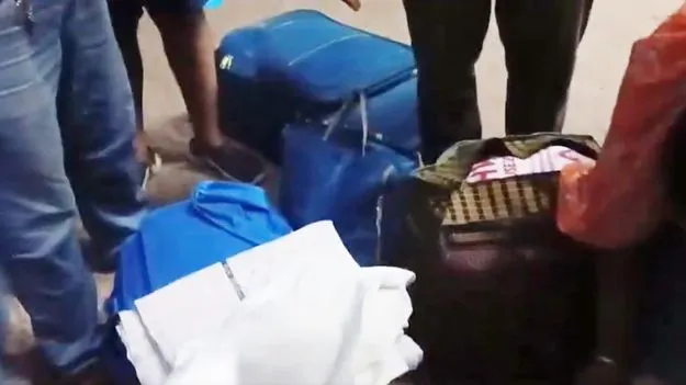 AC Coach Bedsheets Theft: ఫస్ట్ క్లాస్ ఏసీ బోగీలో బెడ్ షీట్‌ల చోరీ.. ప్రయాణికుల నిర్వాకం.. నెట్టింట వీడియో వైరల్