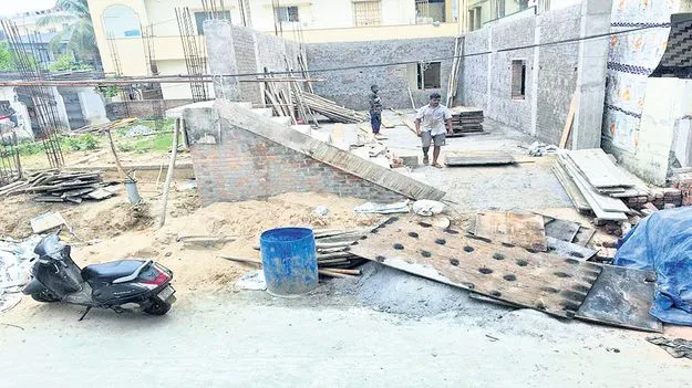 ప్లాట్లు కొట్టేస్తున్నారు!