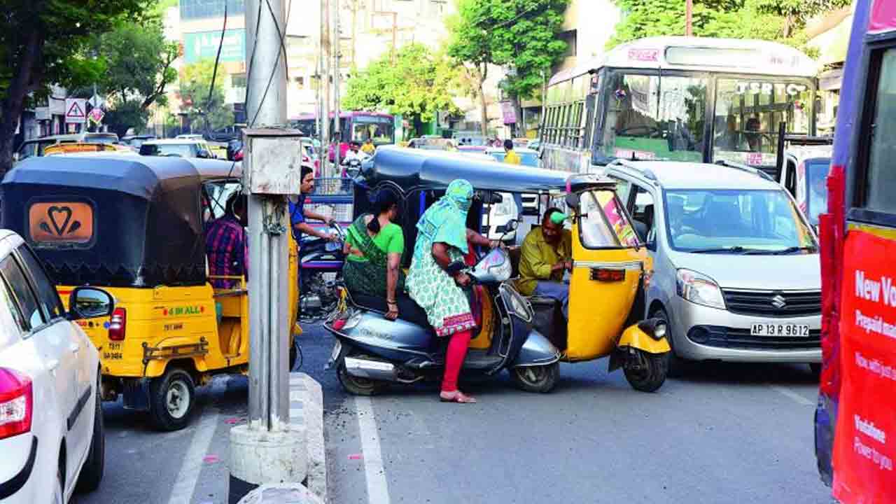 U Turns Too Danger In Hyderabad City: హైదరాబాద్‌లో ఈ యూటర్న్‌లు యమ డేంజర్..