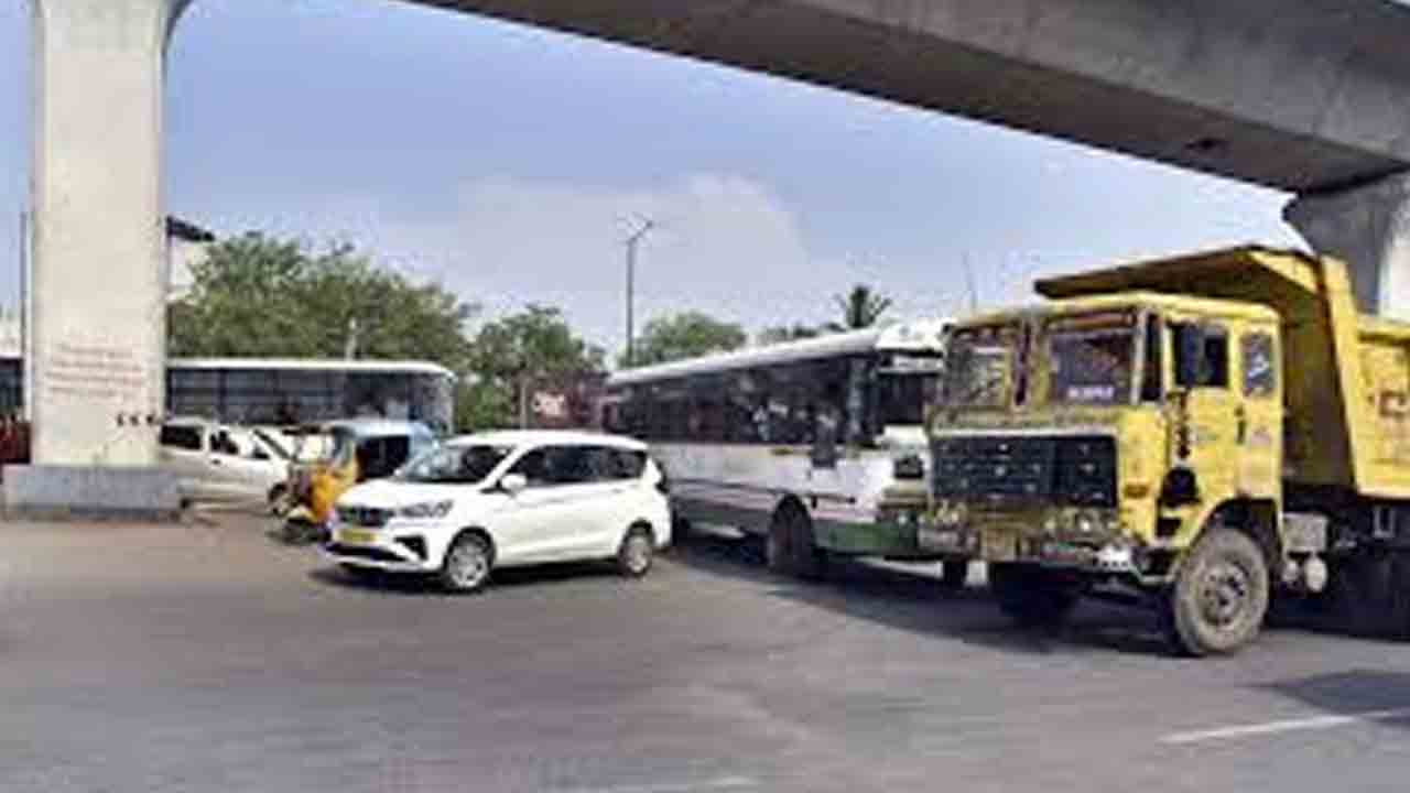 U Turns Too Danger In Hyderabad City: హైదరాబాద్‌లో ఈ యూటర్న్‌లు యమ డేంజర్..