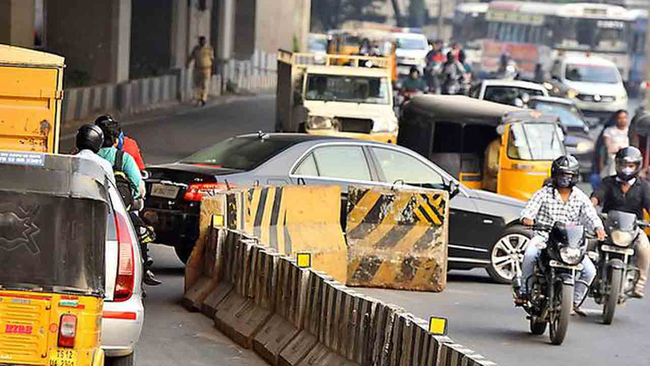 U Turns Too Danger In Hyderabad City: హైదరాబాద్‌లో ఈ యూటర్న్‌లు యమ డేంజర్..