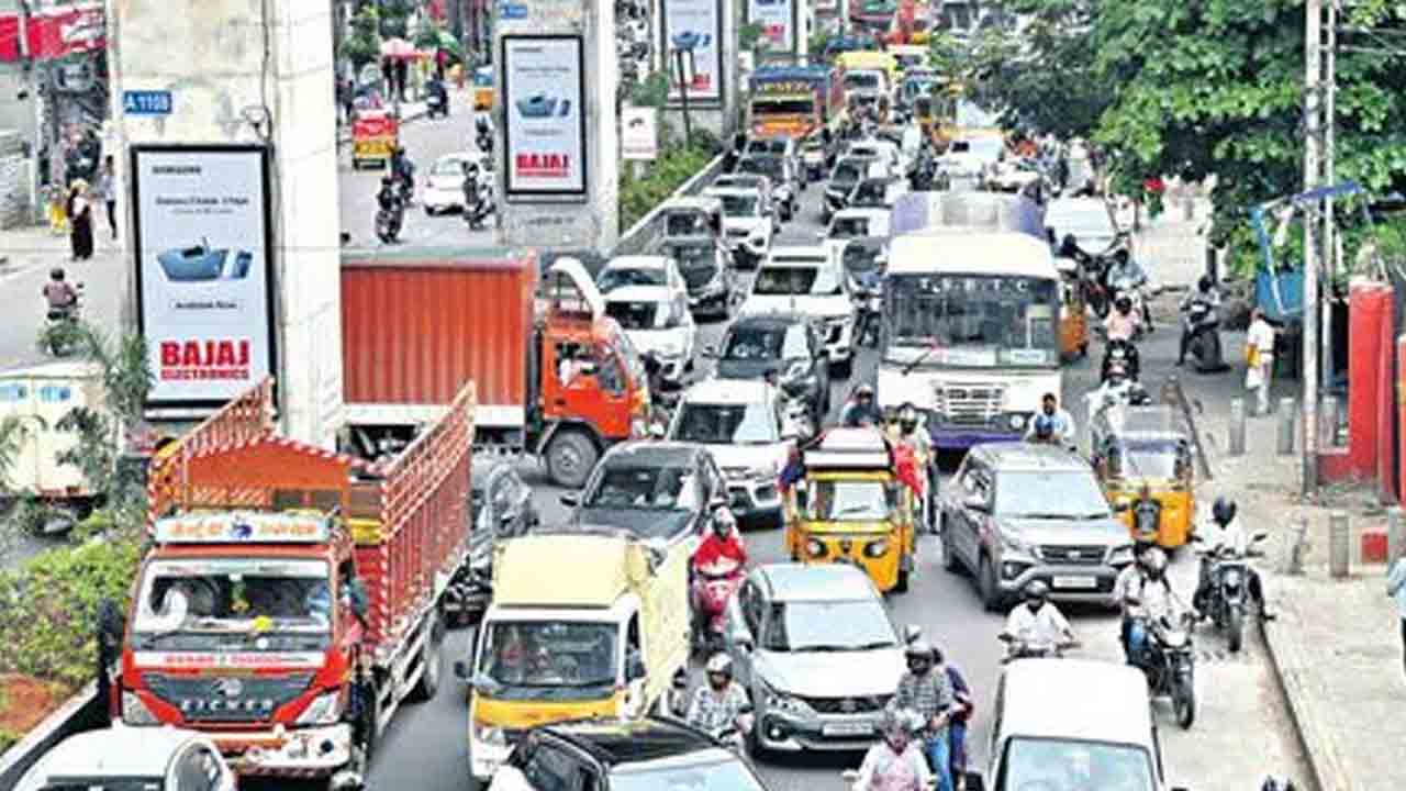 U Turns Too Danger In Hyderabad City: హైదరాబాద్‌లో ఈ యూటర్న్‌లు యమ డేంజర్..
