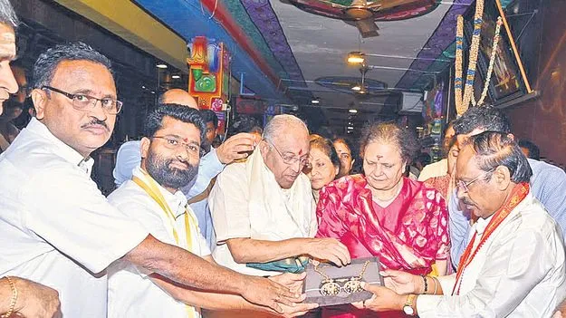 Keerthilal Family: దుర్గమ్మకు కానుకగా విశేష వజ్రాభరణాలు 