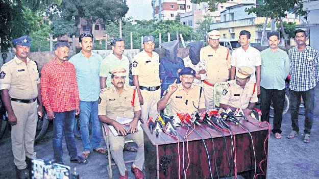 మోటార్‌ బైక్‌ దొంగలు దొరికారు