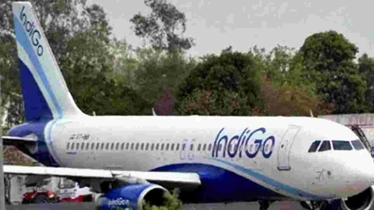 Indigo Flight: విమానంలో పగిలిన అద్దం.. 76 మందికి తప్పిన ముప్పు 