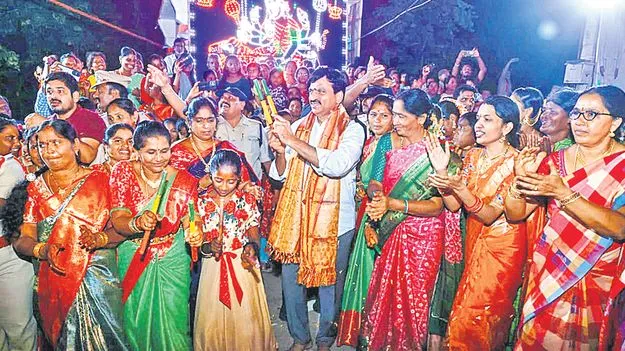 Minister Ponguleti Srinivas: సర్వీస్‌ రోడ్ల నిర్మాణ సమస్యలను పరిష్కరిస్తాం