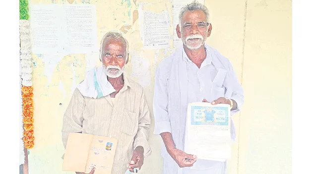 భూమికి నష్టపరిహారం ఇచ్చారు.. చెట్లకు, బోర్లకు మరిచారు..!